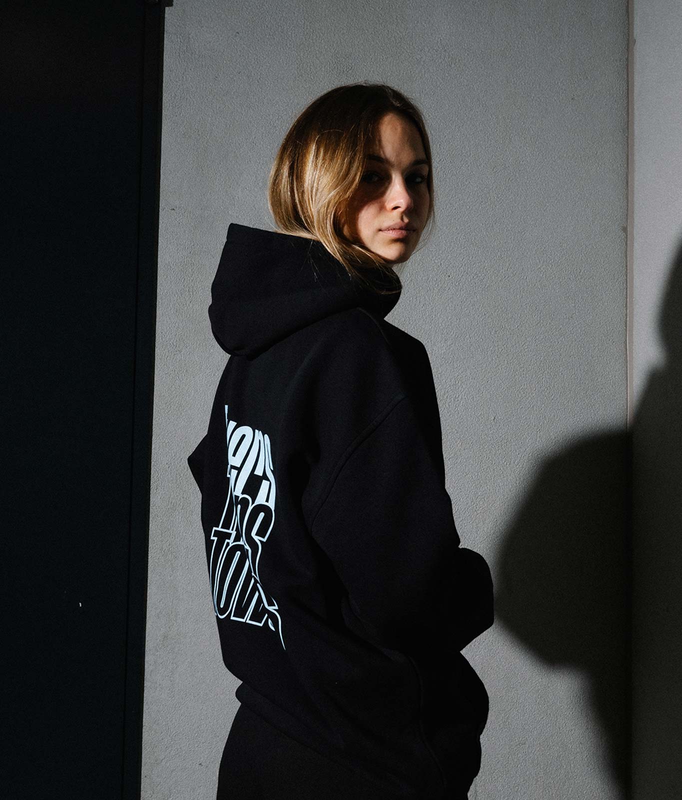 Hoodie "Towers x3" Schwarz (Backprint)